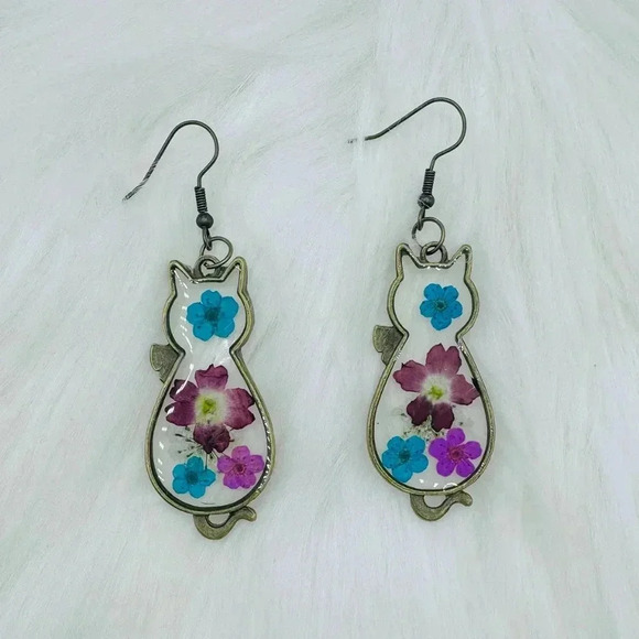 Vintage Cat Earrings with Glass Pressed Flower - Picture 3 of 4